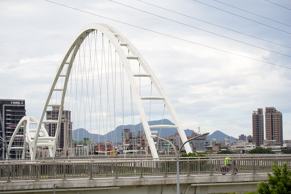 新北市板橋景點》板橋新月橋透明天空步道。台北散步約會好去處 - Nana愛旅行札記