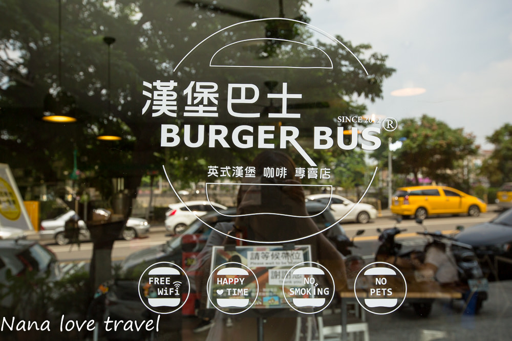 台中東區》Burger Bus漢堡巴士。首創英式黑漢堡,整隻雞腿排漢堡超霸氣,超夯人氣早午餐不到12點客滿 - Nana愛旅行札記