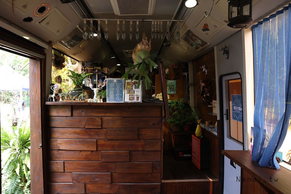 苗栗三義鹿角CAFE。公車搖身變成綠植咖啡廳，寵物友善 - Nana愛旅行札記