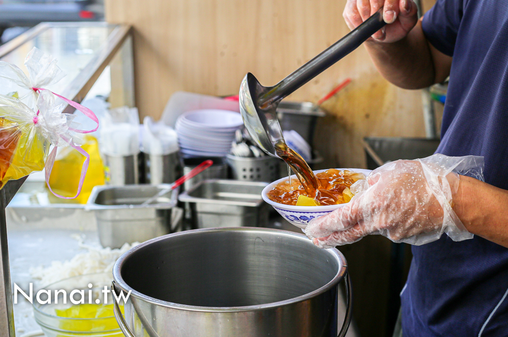 彰化鹿港推薦鹿港傳統粉粿冰(源記)，第一市場裡的粉粿，必點招牌綜合冰，一次吃到三種料 - Nana愛旅行札記