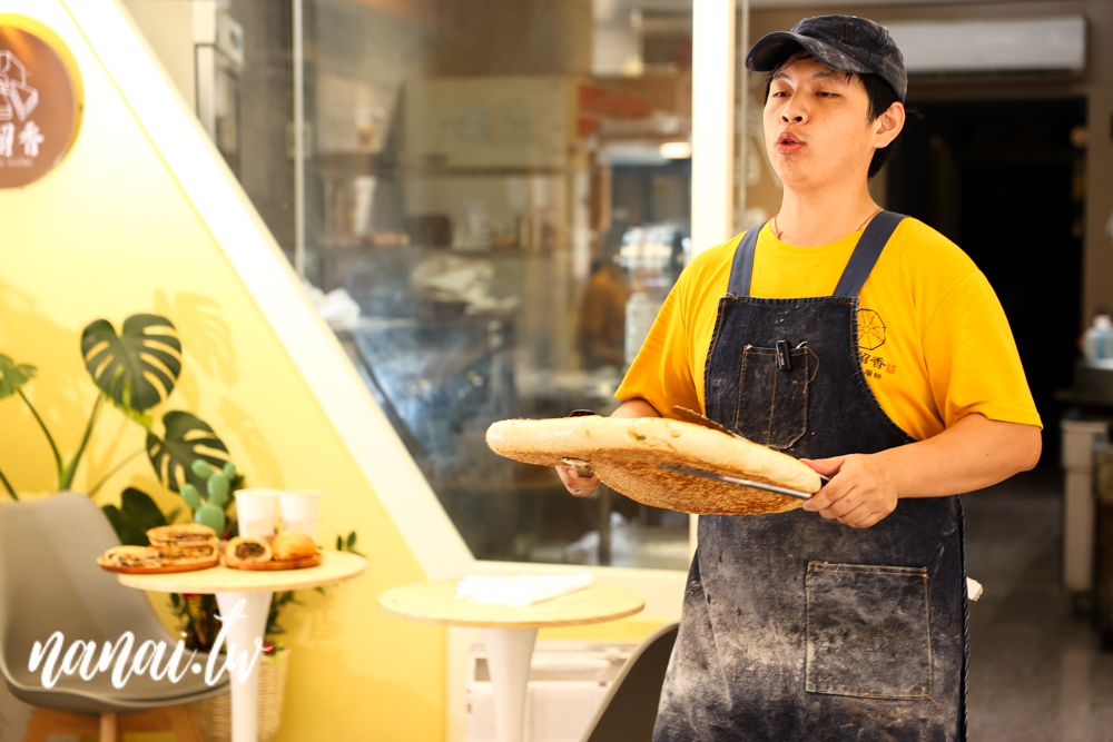 彰化鹿港排隊美食！餅留香厚蔥千層餅專賣鹿港總店，每日現做賣完為止 - Nana愛旅行札記