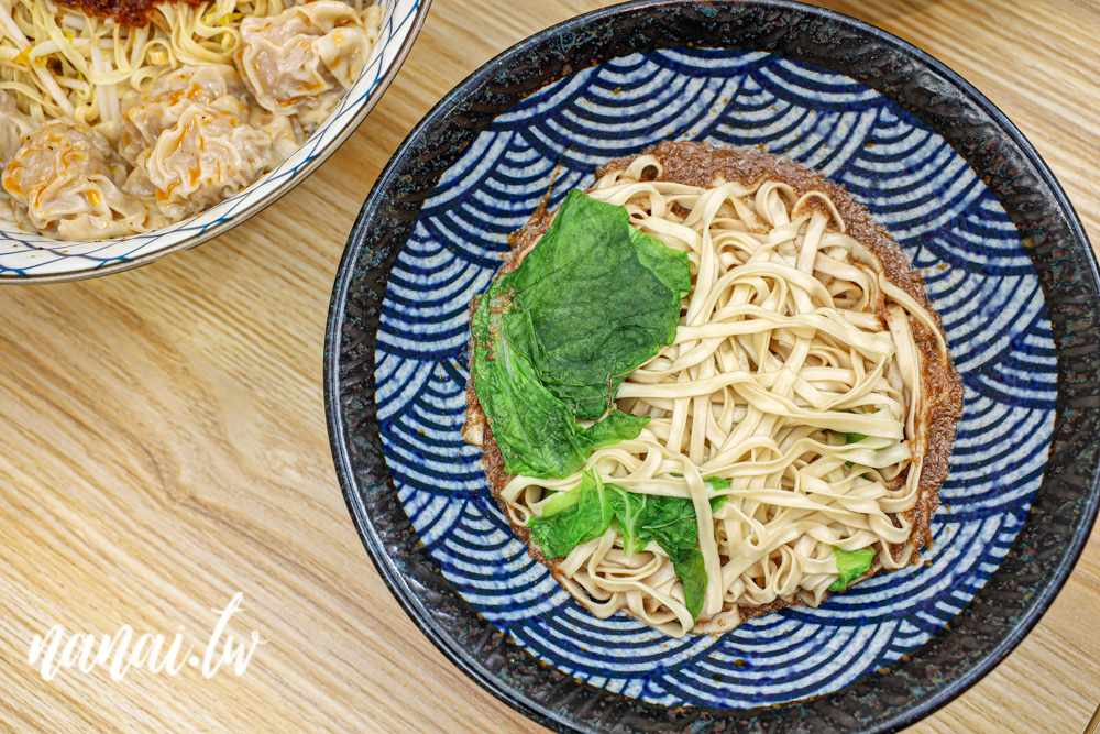 圓環頂麵食館-溪湖店。彰化溪湖銅板小吃，招牌餛飩乾意麵，內用可樂免費喝 - Nana愛旅行札記