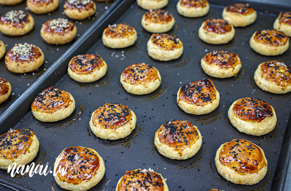 彰化田中橙義製研所！秒殺黃金田燒餅，外皮香酥，奶香與微甜奶糖餡好吃 - Nana愛旅行札記