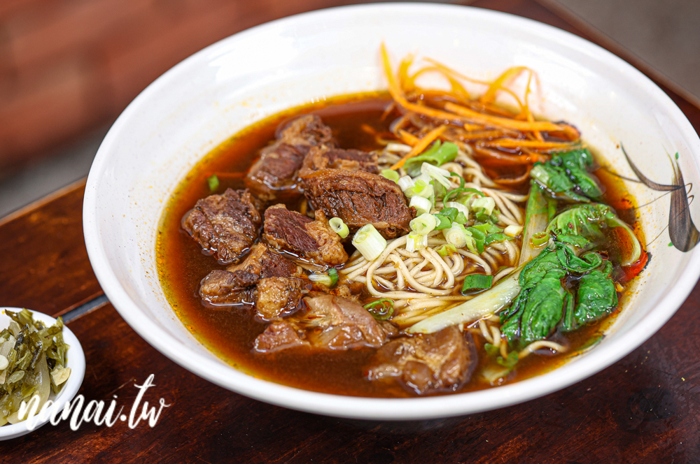 台中西屯新開萬家粉、麵館！必點招牌牛肉麵和麻辣特滷，吃過會再回訪 - Nana愛旅行札記