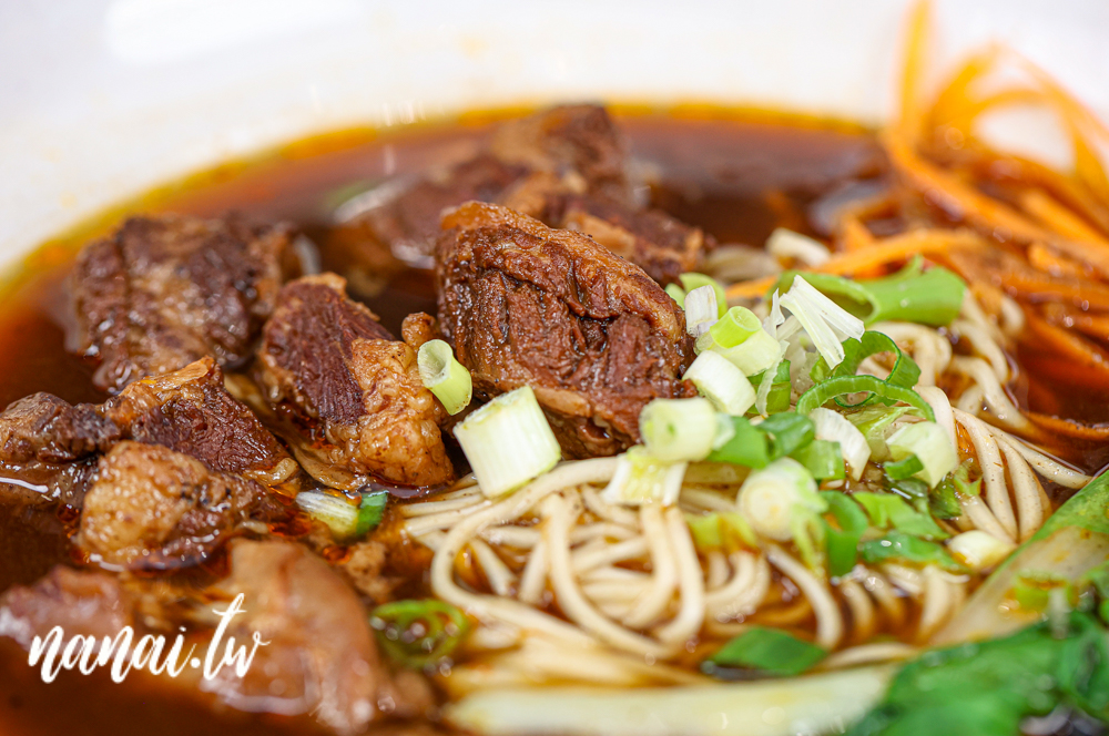 台中西屯新開萬家粉、麵館！必點招牌牛肉麵和麻辣特滷，吃過會再回訪 - Nana愛旅行札記