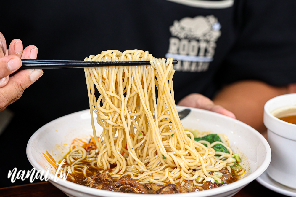 台中西屯新開萬家粉、麵館！必點招牌牛肉麵和麻辣特滷，吃過會再回訪 - Nana愛旅行札記