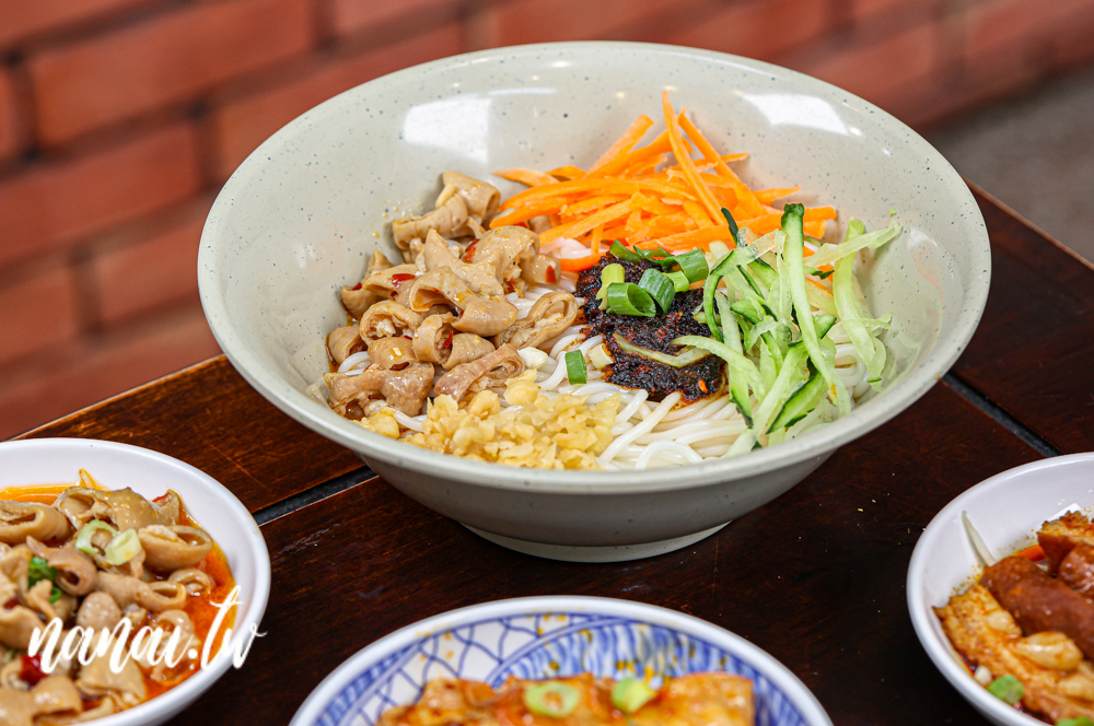 台中西屯新開萬家粉、麵館！必點招牌牛肉麵和麻辣特滷，吃過會再回訪 - Nana愛旅行札記