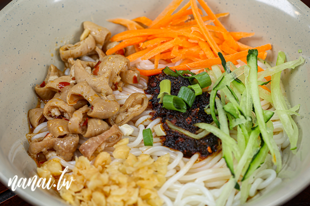 台中西屯新開萬家粉、麵館！必點招牌牛肉麵和麻辣特滷，吃過會再回訪 - Nana愛旅行札記