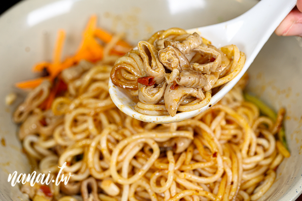 台中西屯新開萬家粉、麵館！必點招牌牛肉麵和麻辣特滷，吃過會再回訪 - Nana愛旅行札記