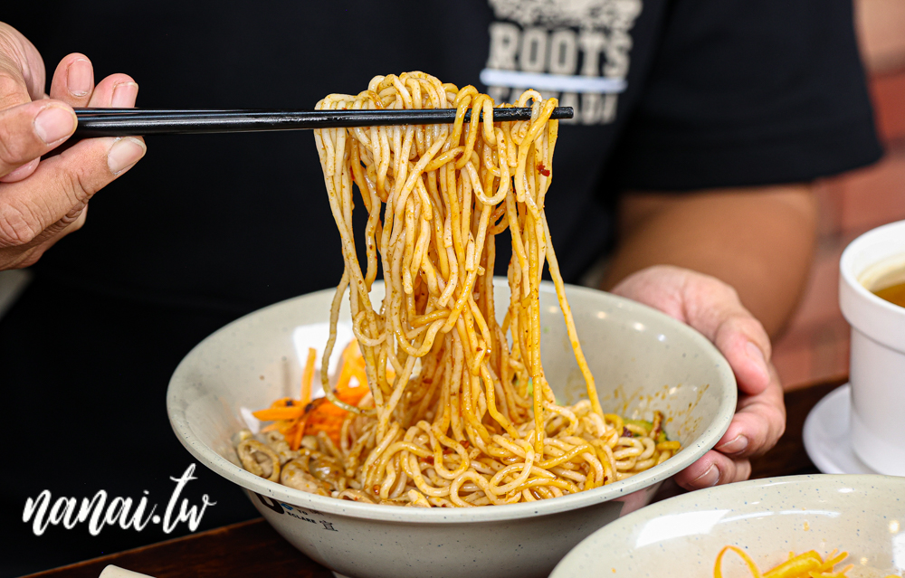 台中西屯新開萬家粉、麵館!必點招牌牛肉麵和麻辣特滷,吃過會再回訪 - Nana愛旅行札記 台中西屯新開萬家粉、麵館!必點招牌牛肉麵和麻辣特滷,吃過會再回訪 - Nana愛旅行札記