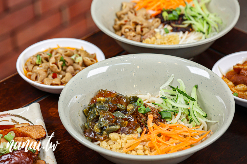 台中西屯新開萬家粉、麵館!必點招牌牛肉麵和麻辣特滷,吃過會再回訪 - Nana愛旅行札記 台中西屯新開萬家粉、麵館!必點招牌牛肉麵和麻辣特滷,吃過會再回訪 - Nana愛旅行札記
