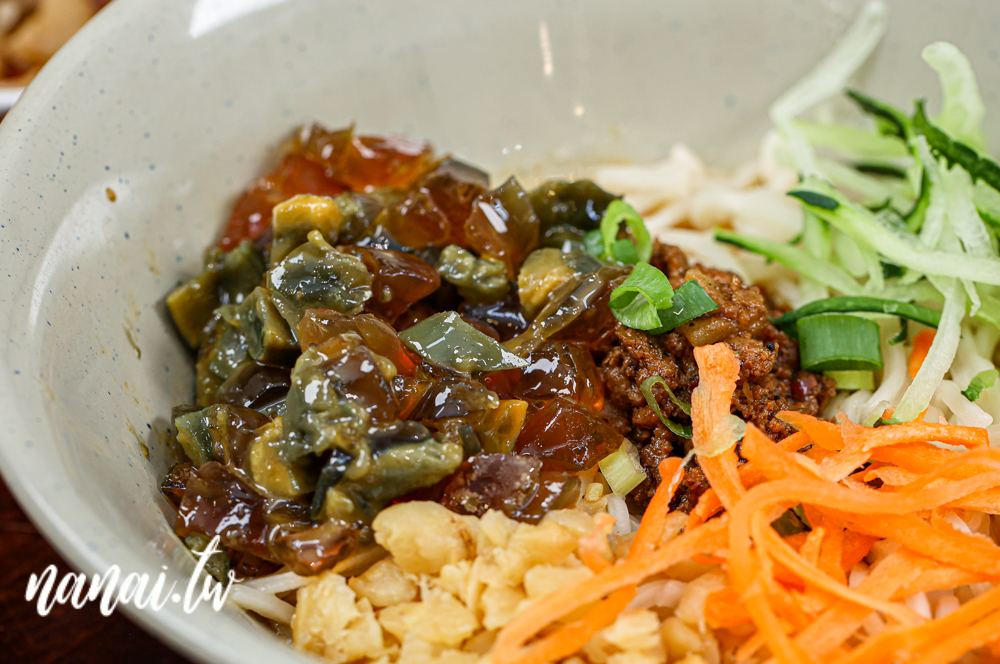 台中西屯新開萬家粉、麵館！必點招牌牛肉麵和麻辣特滷，吃過會再回訪 - Nana愛旅行札記