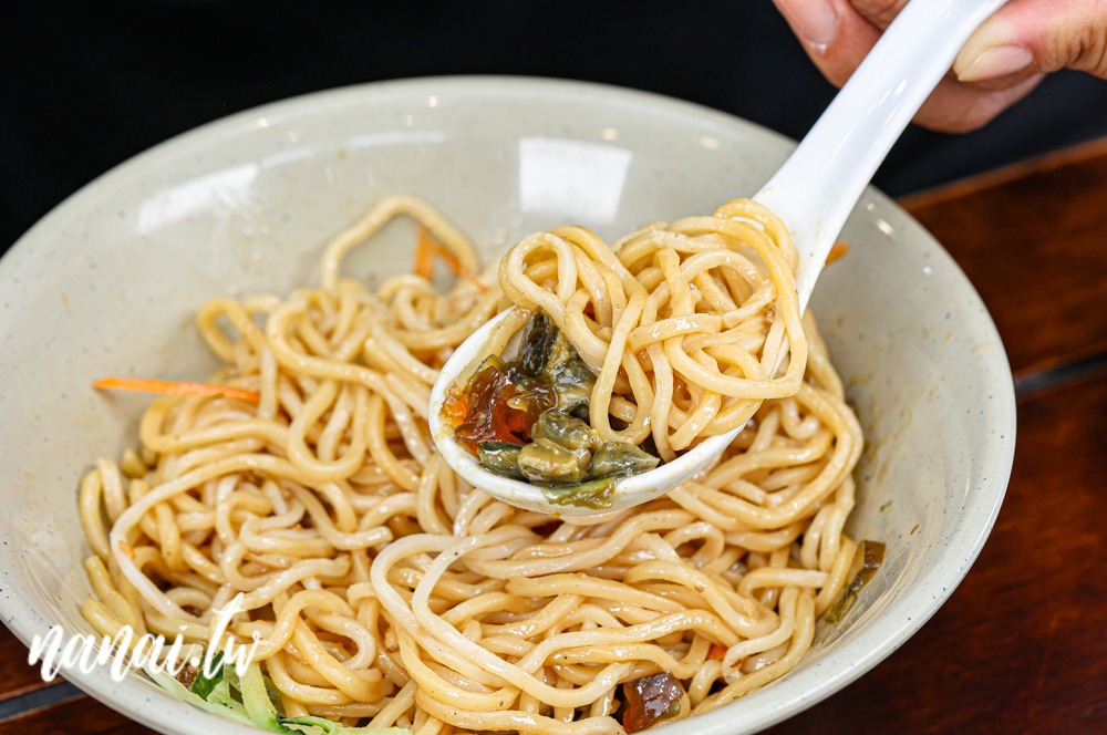 台中西屯新開萬家粉、麵館！必點招牌牛肉麵和麻辣特滷，吃過會再回訪 - Nana愛旅行札記