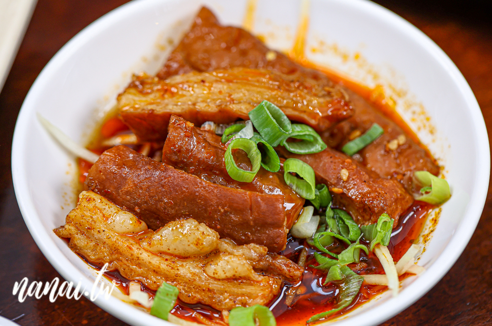 台中西屯新開萬家粉、麵館!必點招牌牛肉麵和麻辣特滷,吃過會再回訪 - Nana愛旅行札記 台中西屯新開萬家粉、麵館!必點招牌牛肉麵和麻辣特滷,吃過會再回訪 - Nana愛旅行札記
