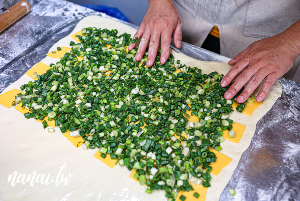 隱身員林三民街的餅留香厚蔥千層餅員林店！千層餅蔥給得有夠多，酥皮蔥肉餅必嚐 - Nana愛旅行札記