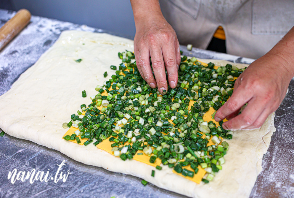隱身員林三民街的餅留香厚蔥千層餅員林店！千層餅蔥給得有夠多，酥皮蔥肉餅必嚐 - Nana愛旅行札記