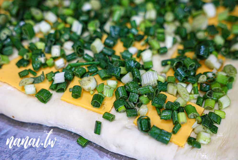 隱身員林三民街的餅留香厚蔥千層餅員林店！千層餅蔥給得有夠多，酥皮蔥肉餅必嚐 - Nana愛旅行札記