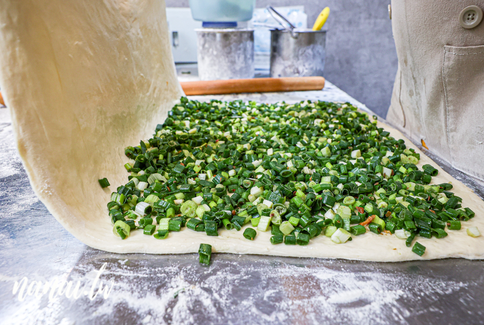 隱身員林三民街的餅留香厚蔥千層餅員林店！千層餅蔥給得有夠多，酥皮蔥肉餅必嚐 - Nana愛旅行札記