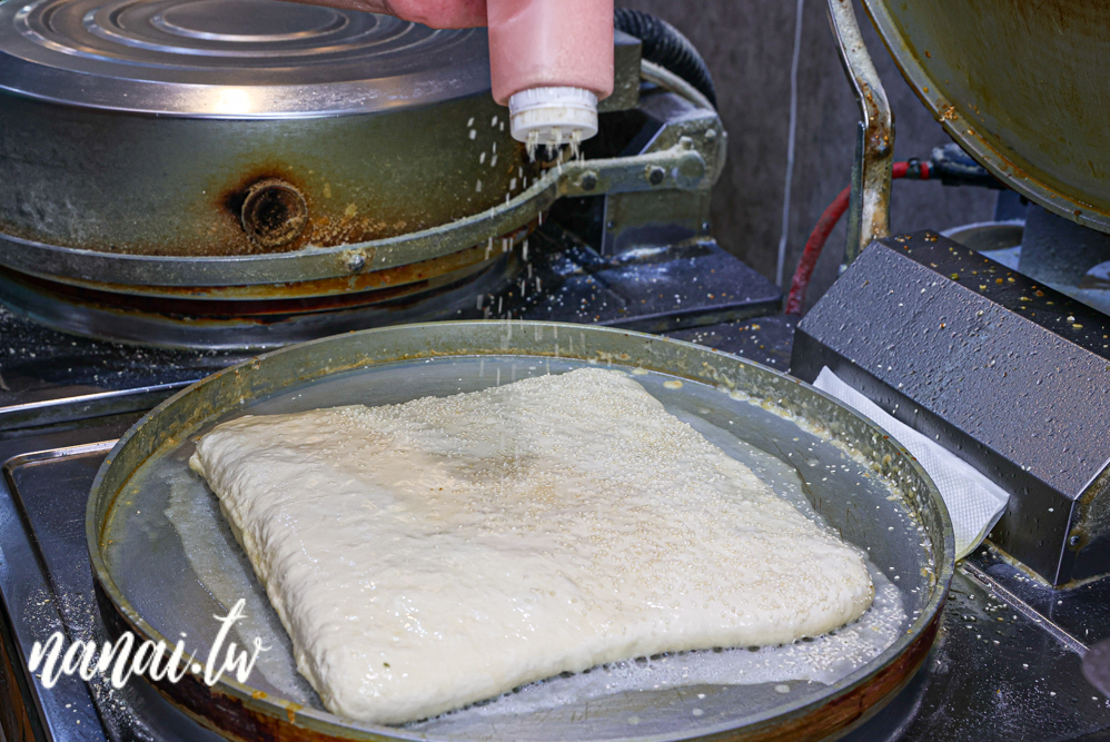 隱身員林三民街的餅留香厚蔥千層餅員林店！千層餅蔥給得有夠多，酥皮蔥肉餅必嚐 - Nana愛旅行札記