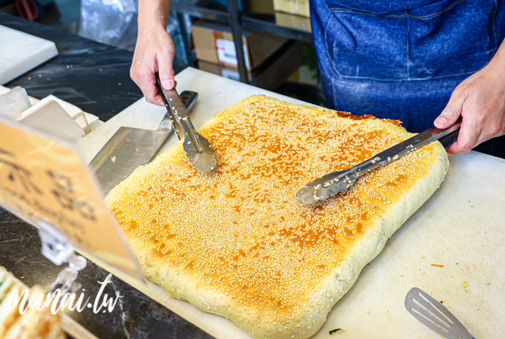 隱身員林三民街的餅留香厚蔥千層餅員林店!千層餅蔥給得有夠多,酥皮蔥肉餅必嚐 - Nana愛旅行札記 隱身員林三民街的餅留香厚蔥千層餅員林店!千層餅蔥給得有夠多,酥皮蔥肉餅必嚐 - Nana愛旅行札記