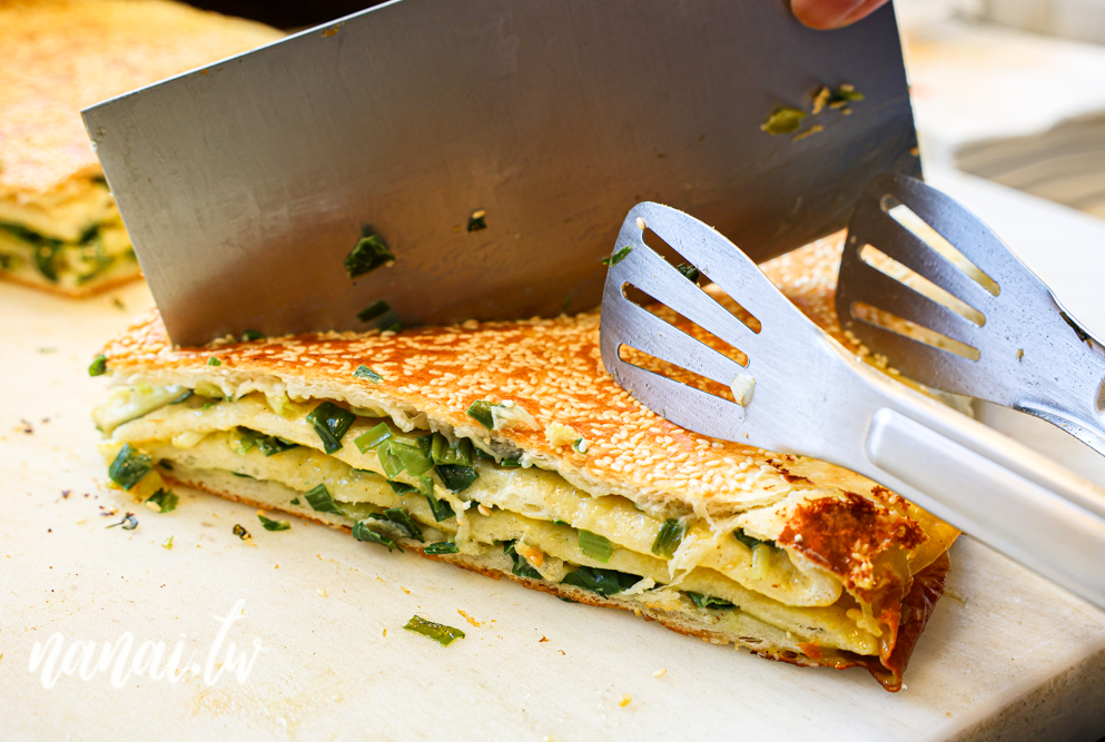 隱身員林三民街的餅留香厚蔥千層餅員林店！千層餅蔥給得有夠多，酥皮蔥肉餅必嚐 - Nana愛旅行札記