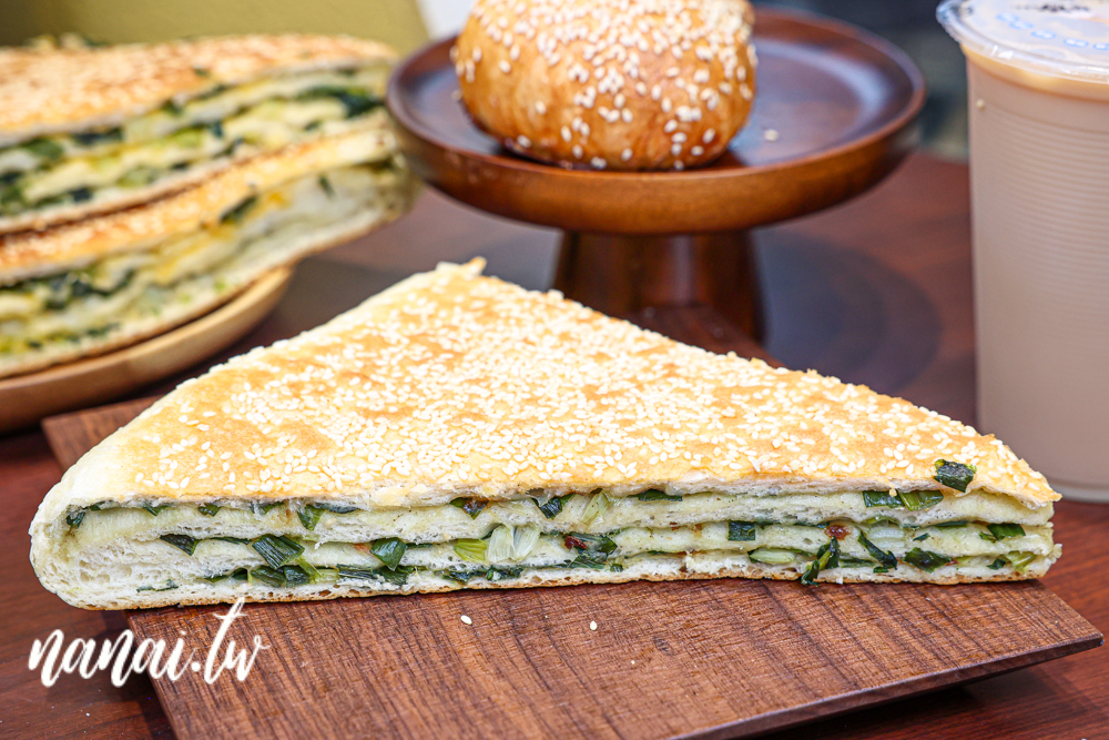 隱身員林三民街的餅留香厚蔥千層餅員林店！千層餅蔥給得有夠多，酥皮蔥肉餅必嚐 - Nana愛旅行札記