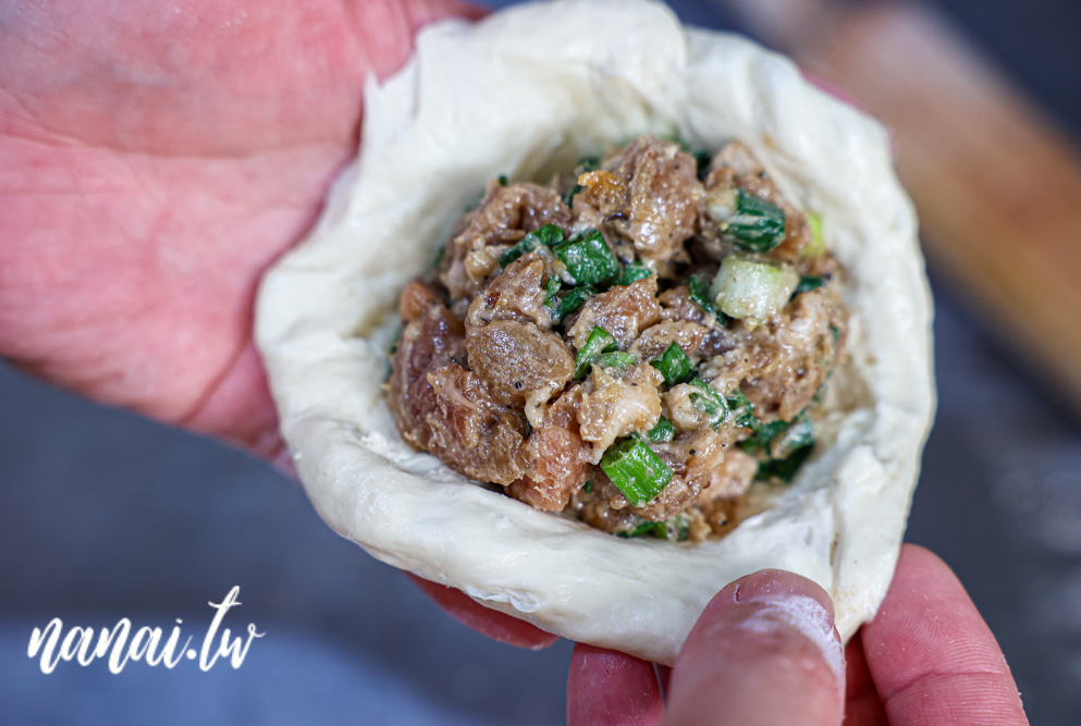 隱身員林三民街的餅留香厚蔥千層餅員林店！千層餅蔥給得有夠多，酥皮蔥肉餅必嚐 - Nana愛旅行札記