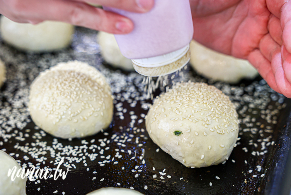 隱身員林三民街的餅留香厚蔥千層餅員林店！千層餅蔥給得有夠多，酥皮蔥肉餅必嚐 - Nana愛旅行札記