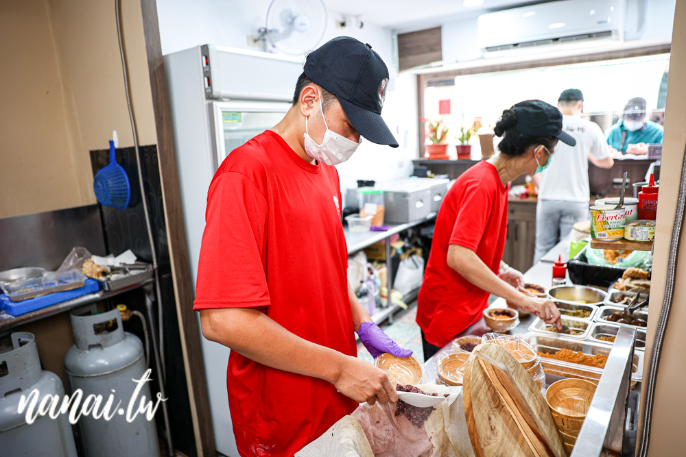 街口飯糰員林店！華成市場裡的美味飯糰，必點雙色肉蛋系列 - Nana愛旅行札記