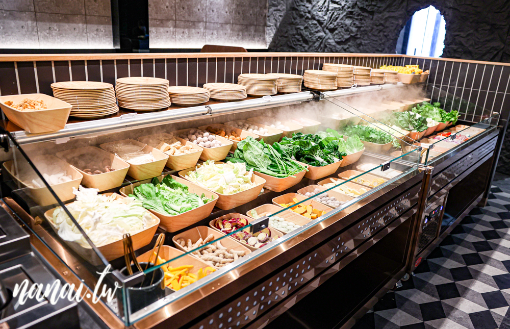 論石間鍋物員林店！必點爆炒石頭鍋，小農蔬菜自助吧 - Nana愛旅行札記