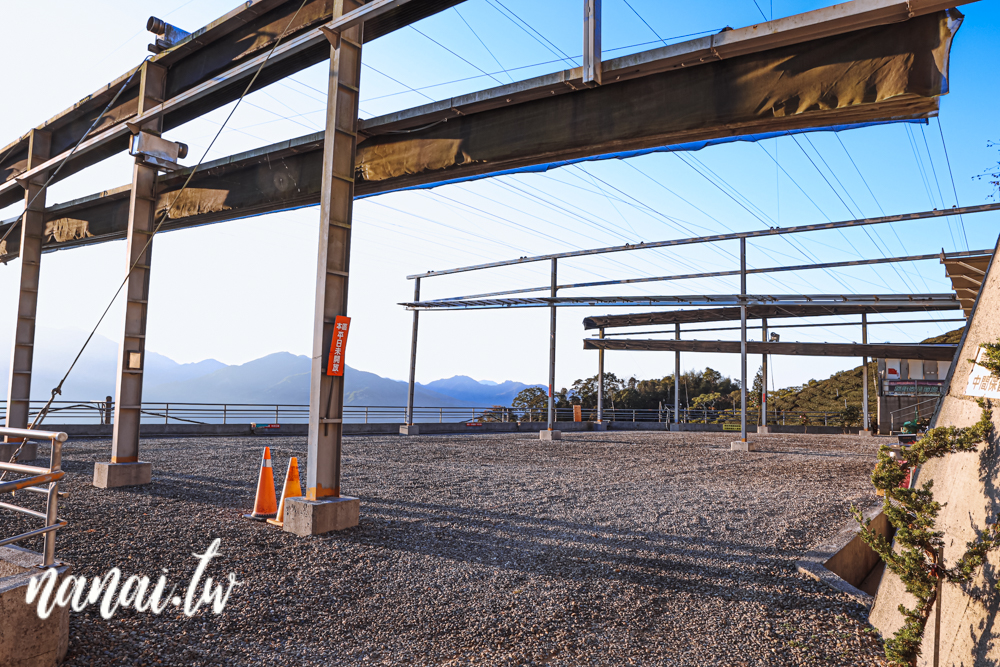 嘉義梅山振峯茶園碧湖山營區！睡在海拔1100公尺的茶園裡，近太平雲梯、太平老街 - Nana愛旅行札記